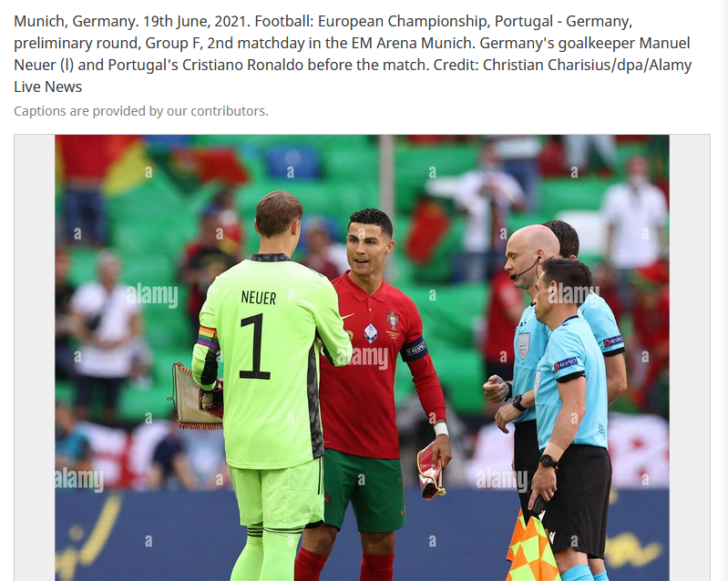 Neuer, que está de costas e veste uma braçadeira arco-íris, cumprimenta Cristiano Ronaldo, que está com faixa preta com dizeres ‘respect’