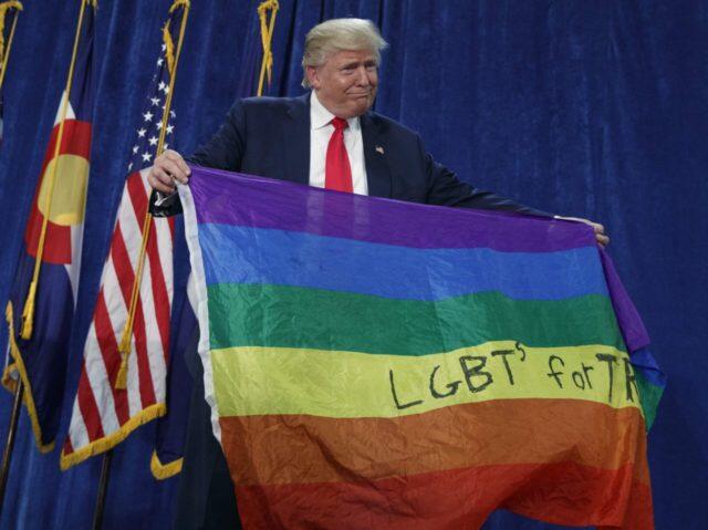 Donald Trump sorri e segura uma bandeira LGBTQIA+ com os dizeres: ‘LGBTs por Trump’