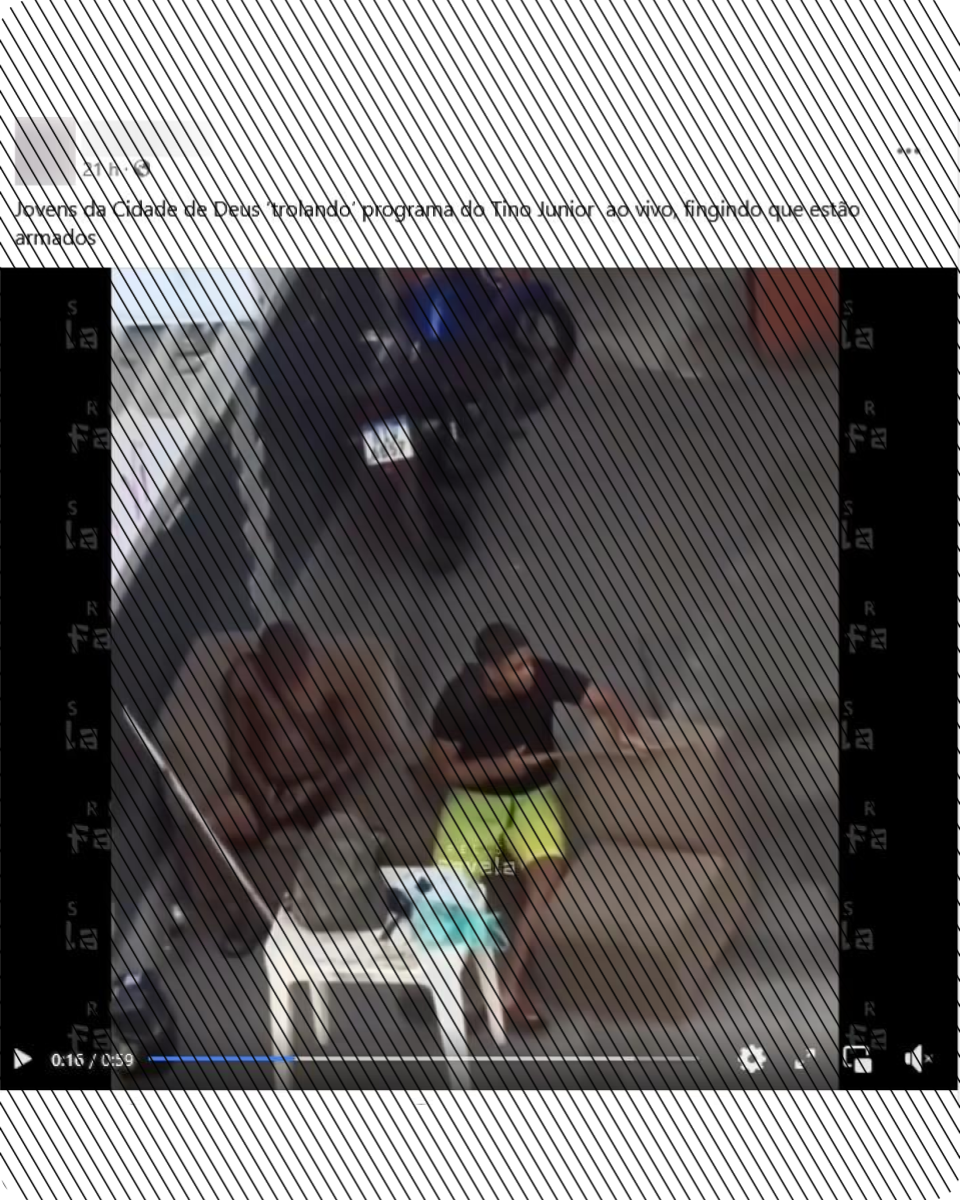 A cena que mostra homens segurando cabos de vassoura e guardas-chuvas não foi narrada pelo apresentador Tino Júnior como se fossem traficantes.