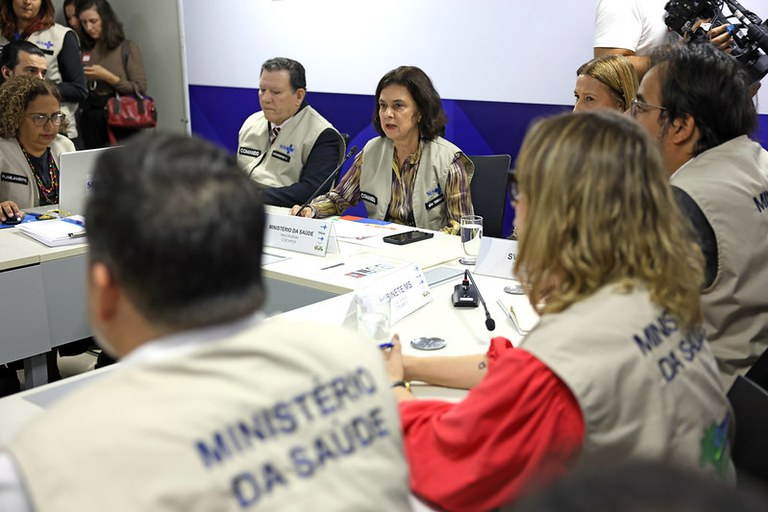 Foto mostra a ministra da Saúde, Nísia Trindade, e outros agentes do ministério durante uma reunião do COE Mpox