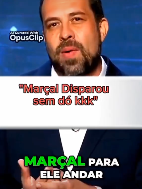 Print de vídeo exibe imagem de Guilherme Boulos, que é um homem branco, com cabelo, barba e bigode castanhos e olhos escuros e está vestido com terno azul e camisa branca. No canto superior esquerdo aparece um logo que diz “AI curated with OpusClip”. Banner no centro da tela afirma “Marçal disparou sem dó kkkk” e, no pé da tela, se vê um trecho da transcrição da fala de Boulos.