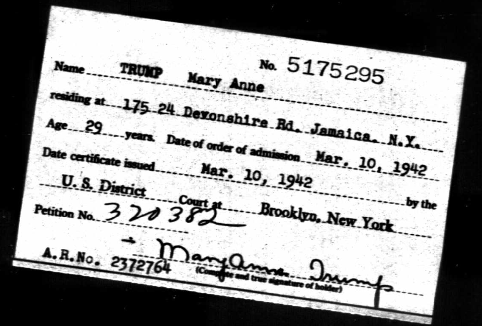 Imagem mostra o documento de naturalização de Mary Anne Trump, que foi concedida em 1942 (Reprodução/Daily Mail)
