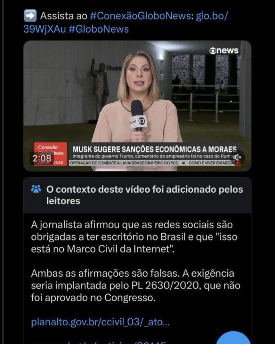 Tuíte da Globo News apresenta reportagem que tem como título “Musk sugere sanções econômicas a Moraes”. Na tela, aparece uma repórter loira, de pele branca e blusa bege, segurando um microfone. Abaixo, aparece uma nota da comunidade do X que diz: “a jornalista afirmou que as redes sociais são obrigadas a ter escritório no Brasil e que isso está no Marco Civil da Internet. Ambas as afirmações são falsas. A exigência seria implantada pelo PL 2630/2020, que não foi aprovado no Congresso.” 