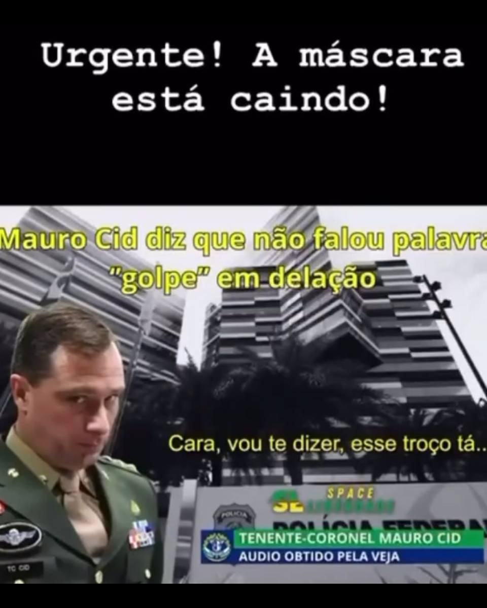 Mauro Cid, homem branco com farda militar, aparece na frente da sede da Polícia Federal. Legenda diz: ‘Urgente! A máscara está caindo! Mauro Cid diz que não falou palavra ‘golpe’ em delação’.