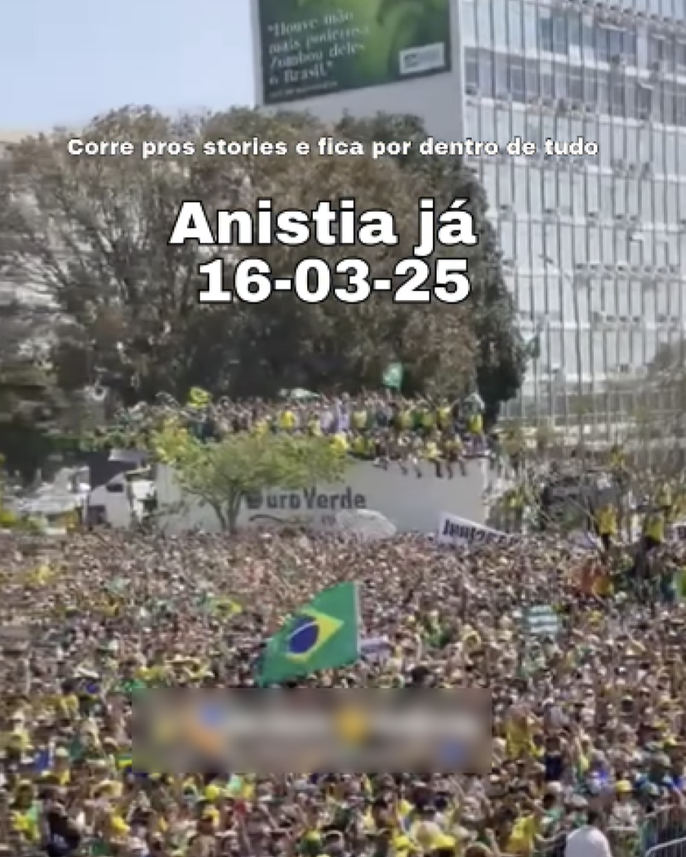 A imagem mostra uma grande manifestação de pessoas vestindo roupas predominantemente verdes e amarelas, muitas delas segurando bandeiras do Brasil. Elas estão reunidas em frente a um dos prédios da Esplanada dos Ministérios, que possui vidro espelhado e um outdoor em tons de verde, com árvores ao redor e algumas pessoas posicionadas sobre uma estrutura elevada. Sobre a foto, há um texto grande em branco dizendo ‘Anistia já’ e ‘16-03-25’. Acima do texto principal há uma frase menor: ‘Corre pros stories e fica por dentro de tudo’.