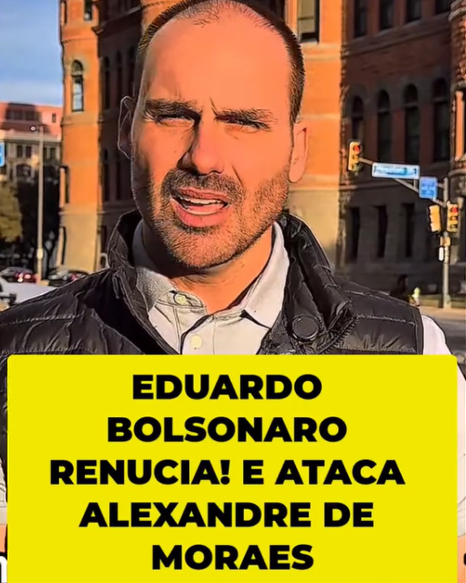O deputado federal Eduardo Bolsonaro, homem de barba rala e cabelo raspado nas laterais, vestindo uma camisa clara e um colete preto, está ao ar livre com prédios de tijolos vermelhos ao fundo. Há uma placa de trânsito azul indicando um nome de rua e sinais luminosos no canto direito da imagem. O céu está claro e o sol ilumina seu rosto. Sobre a imagem, há um grande bloco amarelo com letras pretas em negrito que diz: