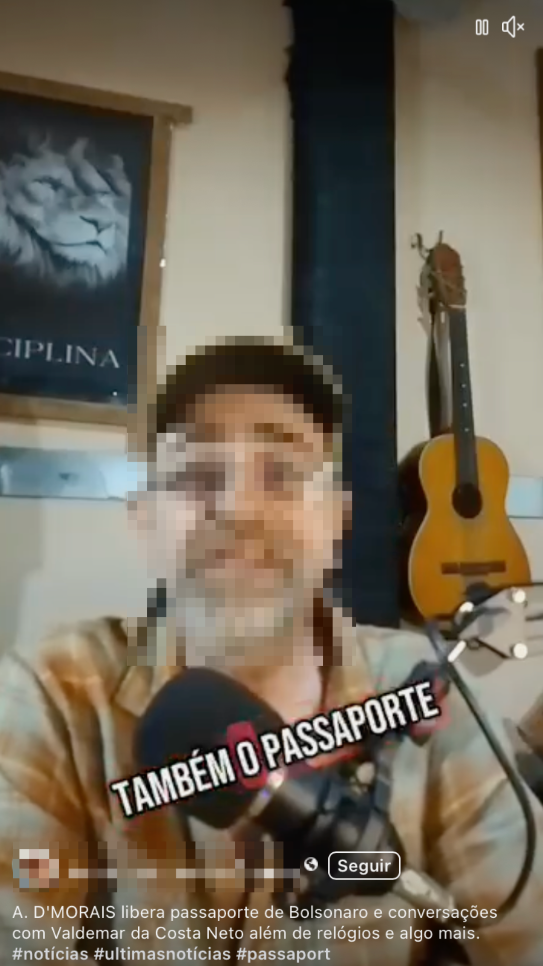 Publicação feita no Facebook mostra homem idoso que usa camisa marrom xadrez e óculos e fala ao microfone. Ao fundo, há um quadro e um violão. Legenda diz: ‘D’MORAIS libera passaporte de Bolsonaro e conversações com Valdemar da Costa Neto além de relógios e algo mais’