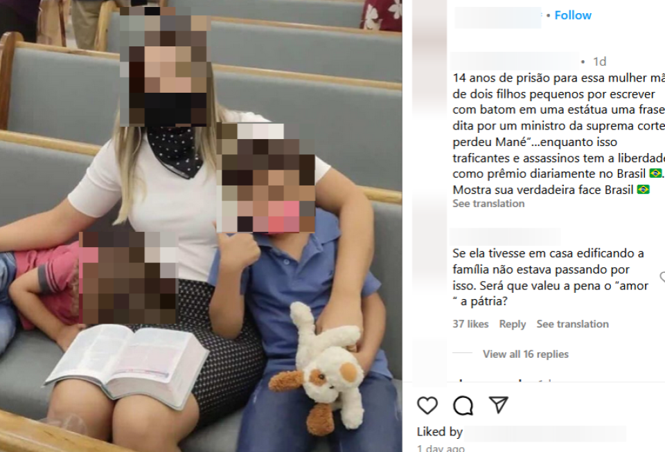Print reproduz publicação no Instagram que difunde foto da cabeleireira Débora dos Santos, que usa um vestido preto com bolinhas brancas e uma camisa branca. Ela está em meio aos seus dois filhos — um menino (à direita) e uma menina deitada em seu colo (à esquerda) — que tiveram seus rostos borrados pelo Aos Fatos para preservar suas imagens. Legenda do post diz: “14 anos de prisão para essa mulher mãe de dois filhos pequenos por escrever com batom em uma estátua uma frase dita por um ministro da suprema corte ‘perdeu Mané’… enquanto isso, traficantes e assassinos têm a liberdade como prêmio diariamente no Brasil. Mostra sua verdadeira face, Brasil”