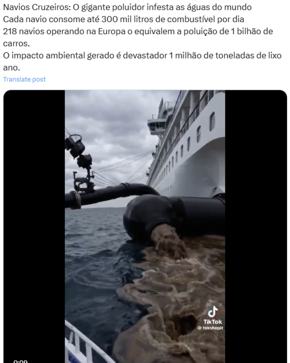 Captura de tela de uma publicação no X onde lê-se: ‘Navios Cruzeiros: O gigante poluidor infesta as águas do mundo. Cada navio consome até 300 mil litros de combustível por dia. 218 navios operando na Europa equivalem a poluição de 1 bilhão de carros. O impacto ambiental gerado é devastador 1 milhão de toneladas de lixo ano’. Abaixo, há o frame de um vídeo do Tiktok mostrando um grande navio de cruzeiro ancorado no mar, com um enorme tubo preto despejando um líquido marrom escuro diretamente na água. O líquido aparenta ser uma substância poluente, criando um contraste visível com o oceano ao redor. O céu está nublado.