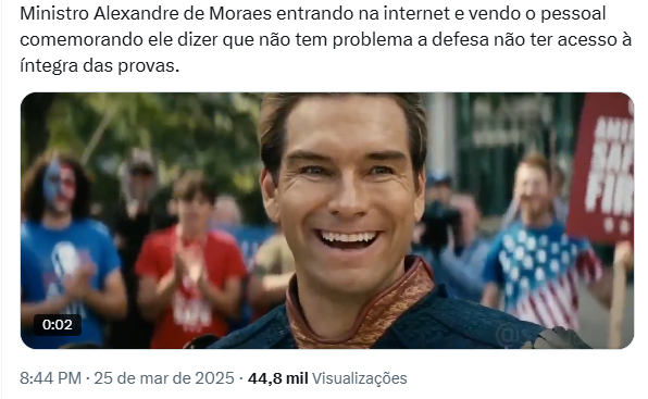 Publicação no X diz: ‘Ministro Alexandre de Moraes entrando na internet e vendo o pessoal comemorando ele dizer que não tem problema a defesa não ter acesso à íntegra das provas’. Abaixo, há a imagem de um homem com um sorriso largo.