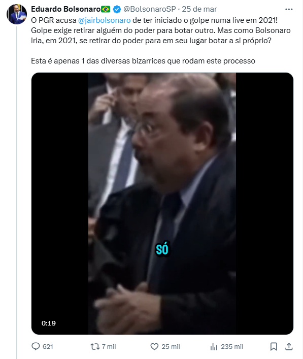 Publicação de Eduardo Bolsonaro no X (antigo Twitter), criticando a acusação da PGR de que Jair Bolsonaro teria iniciado um golpe de Estado em 2021. O post sugere que a ideia de um golpe seria absurda, pois Bolsonaro precisaria se retirar do poder para colocar a si mesmo no lugar. A postagem inclui um vídeo de um advogado fazendo uma sustentação oral no STF, com a palavra ‘só’ destacada em legenda.