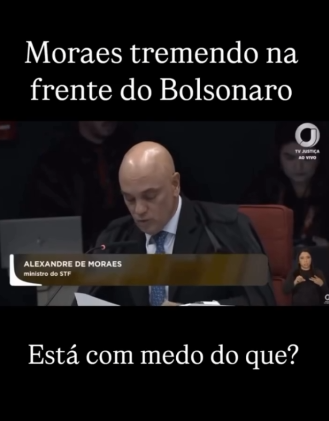 Post com fundo preto mostra Moraes, um homem branco e calvo, com capa preta e gravata azul. Texto diz: ‘Moraes tremendo na frente do Bolsonaro. Está com medo do que?’