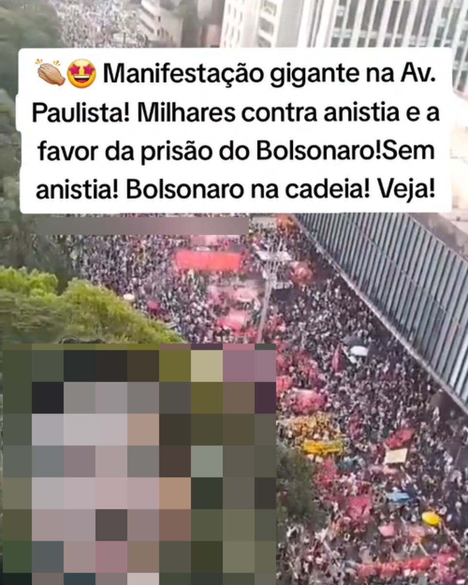 Print de post que mostra em primeiro plano o rosto de um homem que foi borrado pelo Aos Fatos para preservar sua identidade. Ao fundo, uma filmagem mostra um trecho da avenida Paulista repleto de pessoas que usam roupas em tons de vermelho. Legenda enganosa diz: ‘Manifestação gigante na Avenida Paulista! Milhares contra a anistia e a favor da prisão de Bolsonaro! Sem anistia! Bolsonaro na cadeia! Veja!’