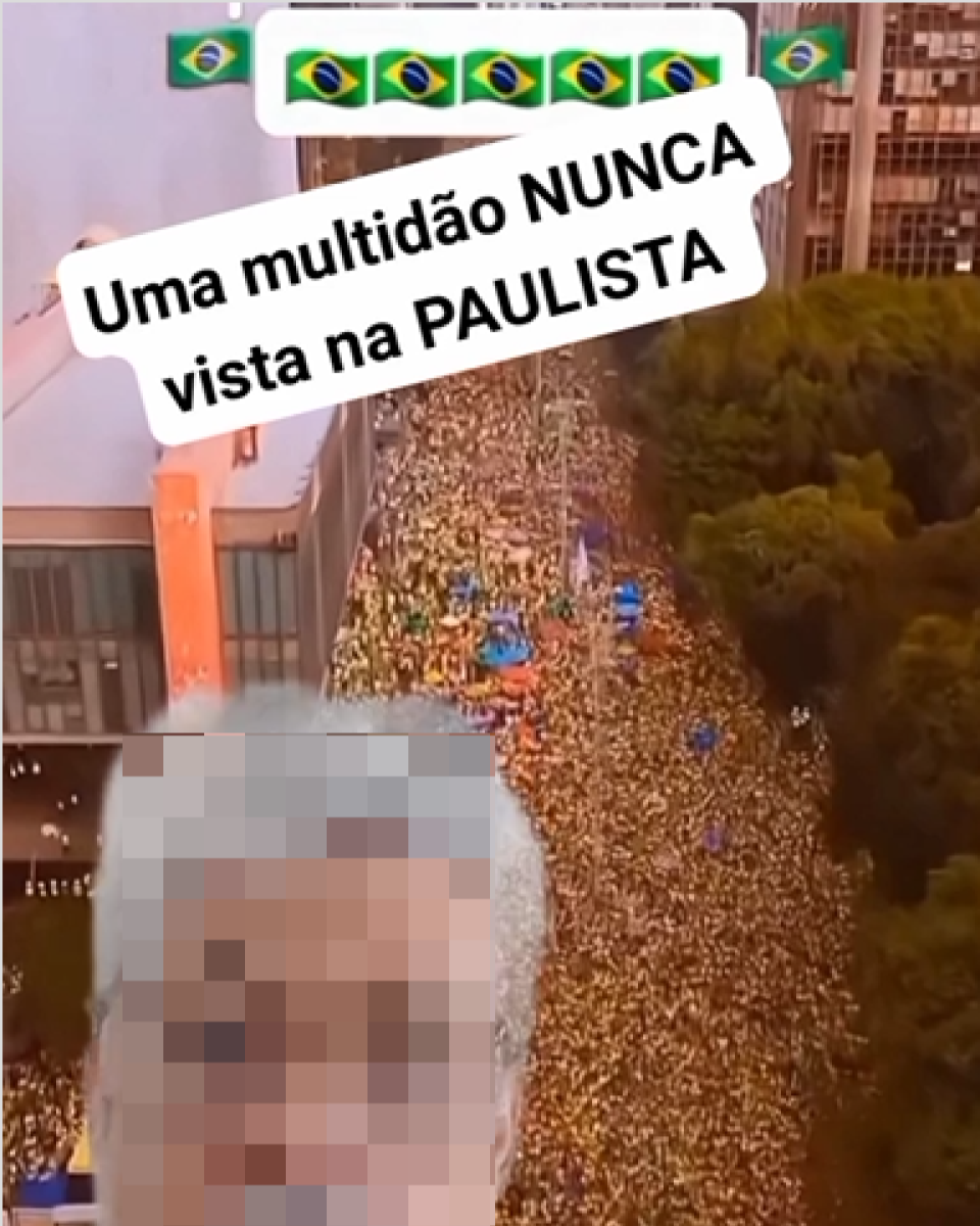 Post mostra em primeiro plano a imagem do rosto de um homem que foi borrado pelo Aos Fatos para preservar a sua identidade. Em segundo plano, há uma imagem aérea de milhares de pessoas, que usam roupas nas cores verde e amarelo, em ato na avenida Paulista, em São Paulo. Legenda diz: ‘Uma multidão nunca vista na Paulista’