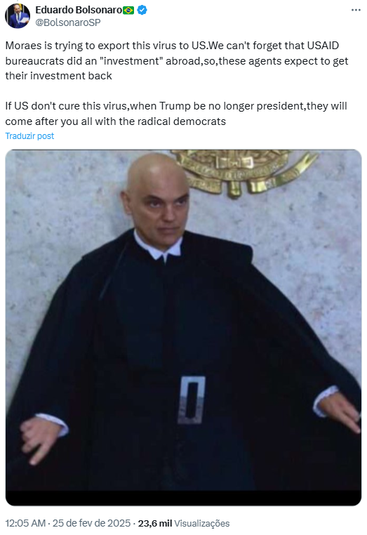 Print de um tuíte em que Eduardo Bolsonaro afirma que Moraes tenta exportar um ‘vírus’ da censura para os EUA, alegando que burocratas da USAID esperavam retorno pelo ‘investimento’ no exterior e que, se os EUA não reagissem, ‘democratas radicais’ perseguiriam a direita americana no futuro. Abaixo há uma foto do ministro do STF Alexandre de Moraes usando toga preta, com expressão séria e braços estendidos, como se abrisse a capa.