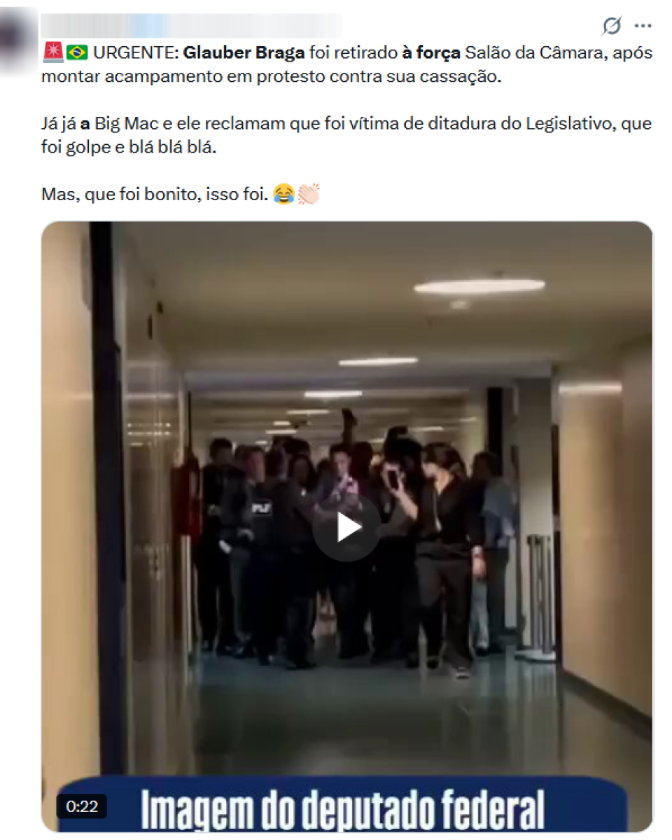 Print mostra vídeo em que homem é arrastado por policiais legislativos por um corredor. Legenda enganosa diz: ‘Glauber Braga retirado à força do Salão da Câmara, após montar acampamento em protesto contra sua cassação.’