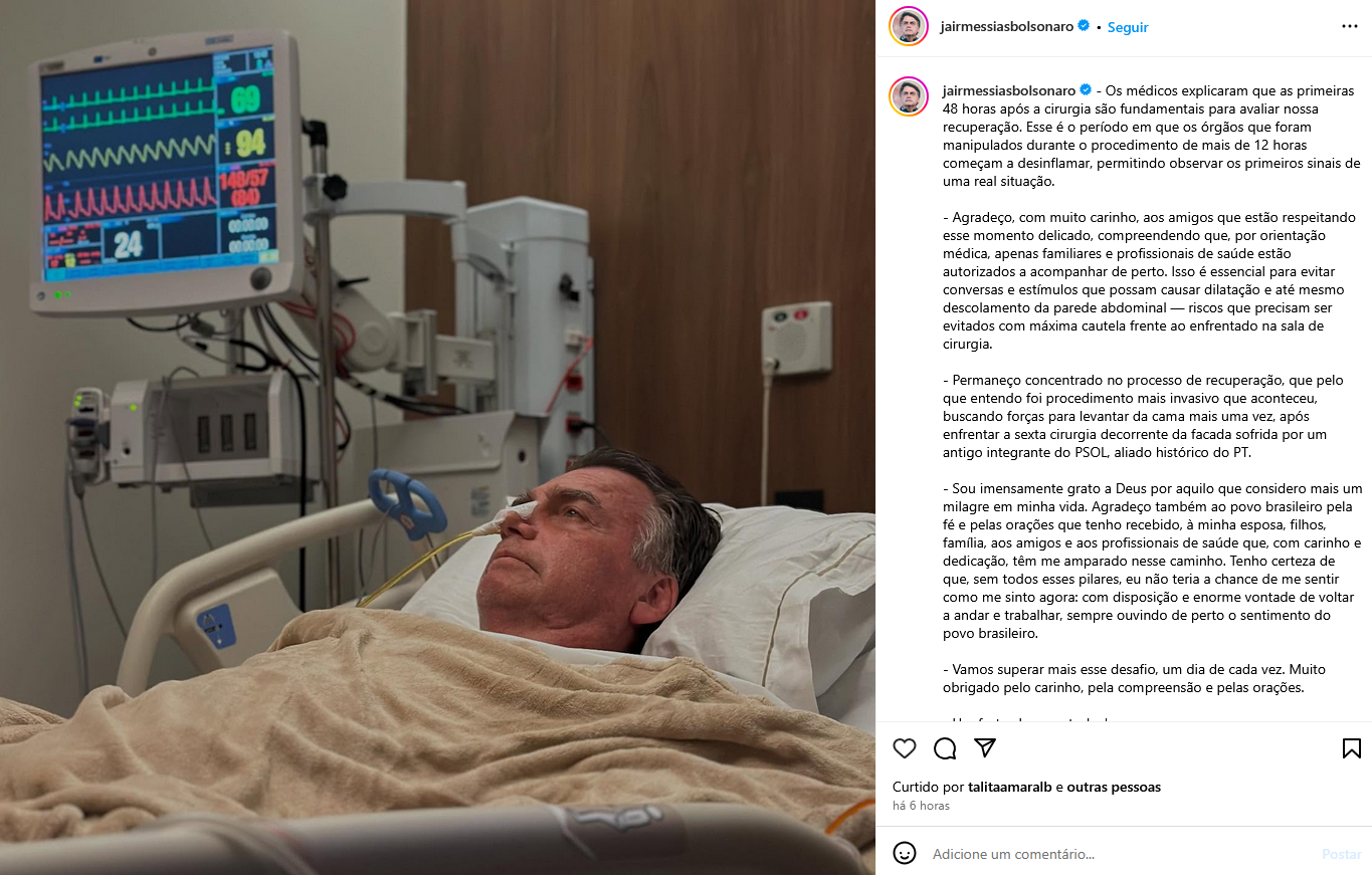Post do perfil oficial do ex-presidente Jair Bolsonaro do dia 15 de abril. Nele, há uma foto de Bolsonaro acamado em um leito hospitalar e com um cobertor bege cobrindo quase todo o seu corpo. Há uma sonda saindo de seu nariz. O post é acompanhado de um texto que explica a situação da saúde do ex-presidente.