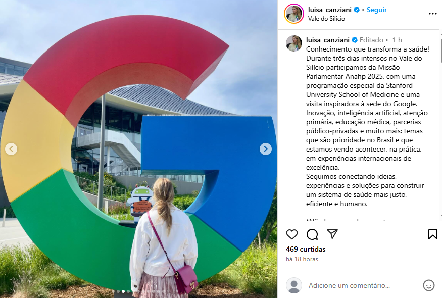 Imagem mostra Luísa Canziani de costas, observando a escultura do logotipo colorido do Google, em frente à sede da empresa no Vale do Silício. A deputada é branca e loira, tem cabelos longos presos e usa casaco branco e saia rosa, com uma bolsa rosa atravessada no ombro. Ao fundo, vê-se parte do prédio da companhia, com vidraças e escadas externas. Post no Instagram comenta viagem e chamada visita à empresa de 'inspiradora'