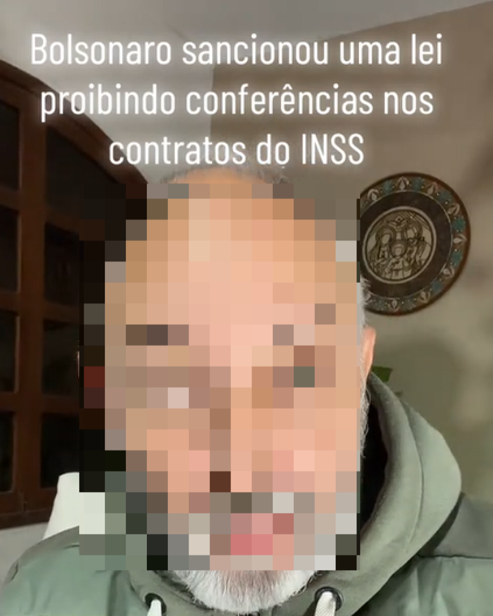 Em vídeo difundido por posts nas redes, um homem de pele branca, cabelos e barba grisalhos que aparece vestindo um moletom verde e que teve o rosto borrado pelo Aos Fatos para preservar sua identidade engana ao dizer que Bolsonaro sancionou uma lei para impedir o INSS de analisar descontos feitos por entidades. Legenda enganosa diz: ‘Bolsonaro sancionou uma lei proibindo conferências nos contratos do INSS’