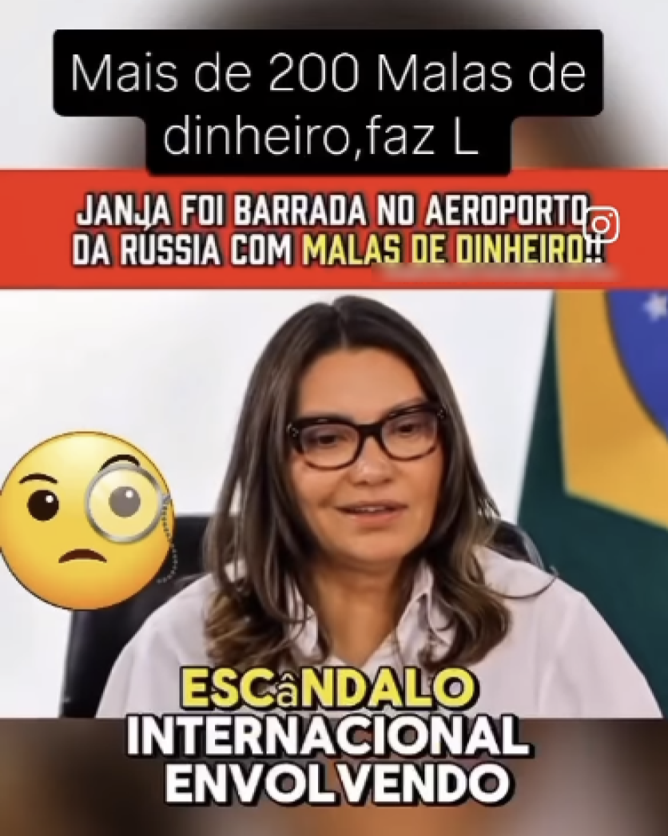 A imagem mostra uma captura de tela de um vídeo. No centro, há uma foto de Janja sentada e sorrindo levemente, com a bandeira do Brasil desfocada ao fundo. Ela é uma mulher branca de cabelos castanhos, usa óculos de armação escura e uma blusa branca. Acima da imagem, há um texto em letras maiúsculas e chamativas que diz: 'MAIS DE 200 MALAS DE DINHEIRO, FAZ L'. Em seguida, outro texto, em faixa vermelha com letras brancas e amarelas, afirma: 'JANJA FOI BARRADA NO AEROPORTO DA RÚSSIA COM MALAS DE DINHEIRO!!'. No canto inferior esquerdo, há um emoji com uma expressão de desconfiança, usando um monóculo. Abaixo da imagem de Janja, em letras grandes e em destaque, está escrito: “ESCÂNDALO INTERNACIONAL ENVOLVENDO”.
