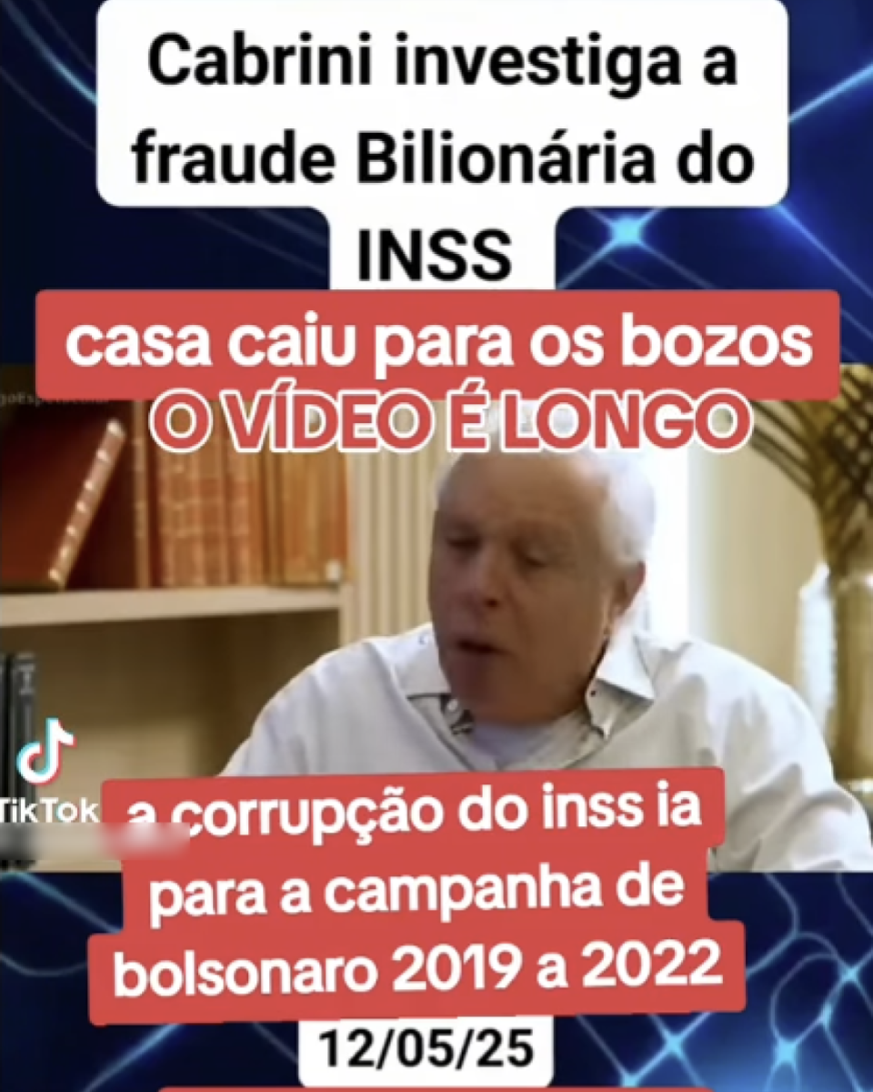 Imagem de um vídeo com o jornalista Roberto Cabrini sentado e falando. Ao fundo, há uma estante com livros e uma planta decorativa. Na parte superior da imagem, há o texto: ‘Cabrini investiga a fraude Bilionária do INSS’. Sobre a imagem, em destaque, está escrito em vermelho: ‘casa caiu para os bozos O VÍDEO É LONGO’. Abaixo, também em vermelho: ‘a corrupção do INSS ia para a campanha de Bolsonaro 2019 a 2022’. No rodapé, aparece a data ‘12/05/25’. O logotipo do TikTok está visível no canto inferior esquerdo.