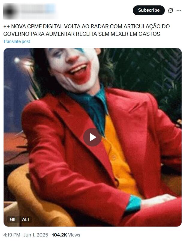 Print de post que compartilha uma imagem animada que retrata um frame do filme Coringa em que o personagem aparece sentado em uma poltrona de cor marrom em um estúdio de TV. Na imagem, o personagem fictício — homem branco com os cabelos tingidos de verde e maquiagem de palhaço — aparece usando uma camisa social verde, um colete amarelo e um terno vermelho. Legenda enganosa diz: ‘Nova CPMF Digital volta ao radar com articulação do governo para aumentar receita sem mexer em gastos’.