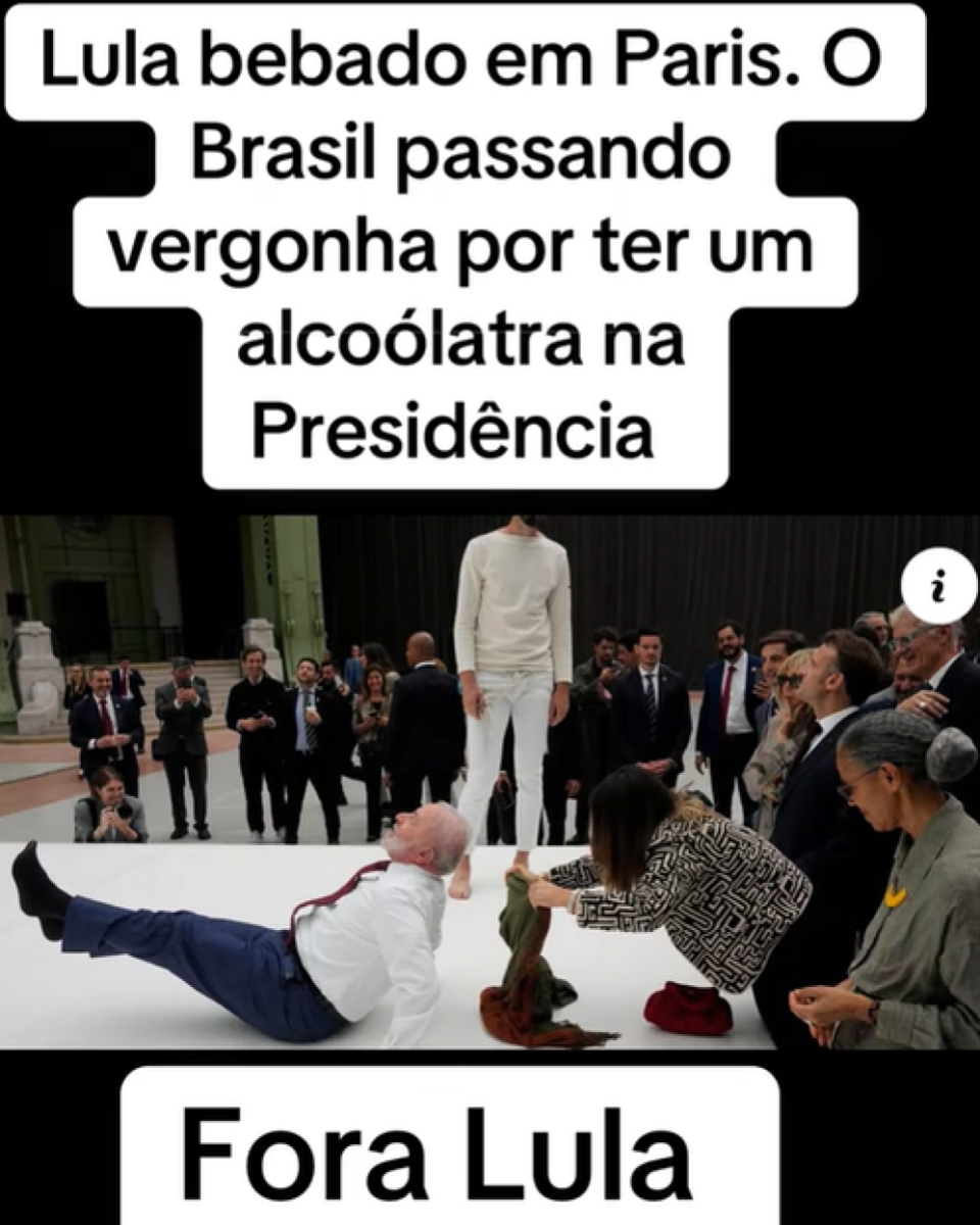 Print de post mostra a foto do presidente Lula — homem branco de cabelo e barba grisalha, que aparece usando uma camisa social branca, gravata vermelha, calça azul-marinho e meias pretas — apoiado sobre uma plataforma com as duas mãos no chão e as pernas juntas levemente levantadas. Legenda inserida na parte superior da imagem diz: ‘Lula bêbado em Paris. O Brasil passando vergonha por ter um alcoólatra na Presidência’. Na parte inferior há outra legenda que diz: ‘Fora Lula’.