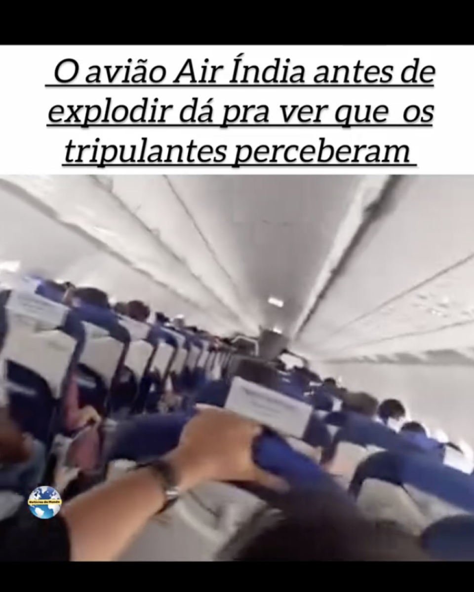 Print de vídeo publicado nas redes mostra a parte interna de um avião que possui poltronas azuis com detalhes em branco. Acima, está escrita a frase: ‘O avião Air India antes de explodir. Dá para ver que os tripulantes perceberam’.