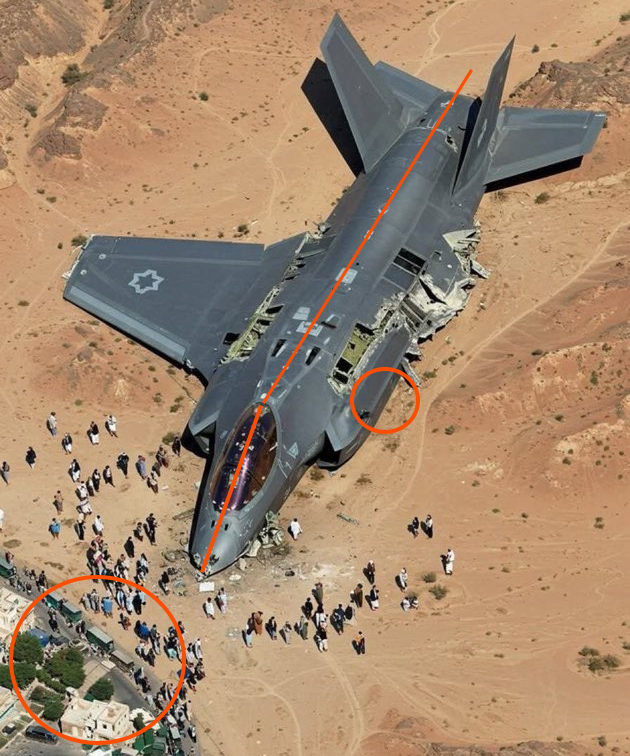 Imagem aérea de um avião de caça F-35 acidentado e danificado em um terreno desértico. Uma linha laranja reta atravessa a aeronave no sentido do comprimento, do nariz à cauda. Um círculo laranja destaca uma seção danificada na lateral da fuselagem do avião. Outro círculo laranja grande destaca um aglomerado de veículos e construções no canto inferior esquerdo, perto de uma multidão de pessoas que se reúnem ao redor dos destroços.