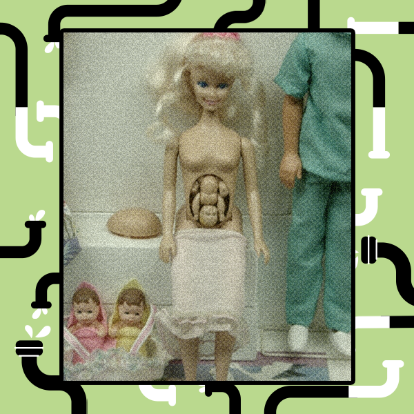 Uma boneca Barbie grávida com o ventre aberto mostrando um bebê dentro, ao lado de um médico de brinquedo. A boneca tem cabelos loiros e usa uma saia branca. No canto inferior esquerdo, há dois bebês embrulhados em cobertores rosa e amarelos.