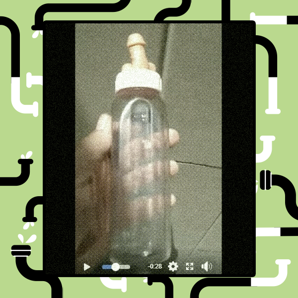 Uma captura de tela granulada de um vídeo mostra uma mão segurando uma mamadeira transparente com bico bege em formato de pênis.