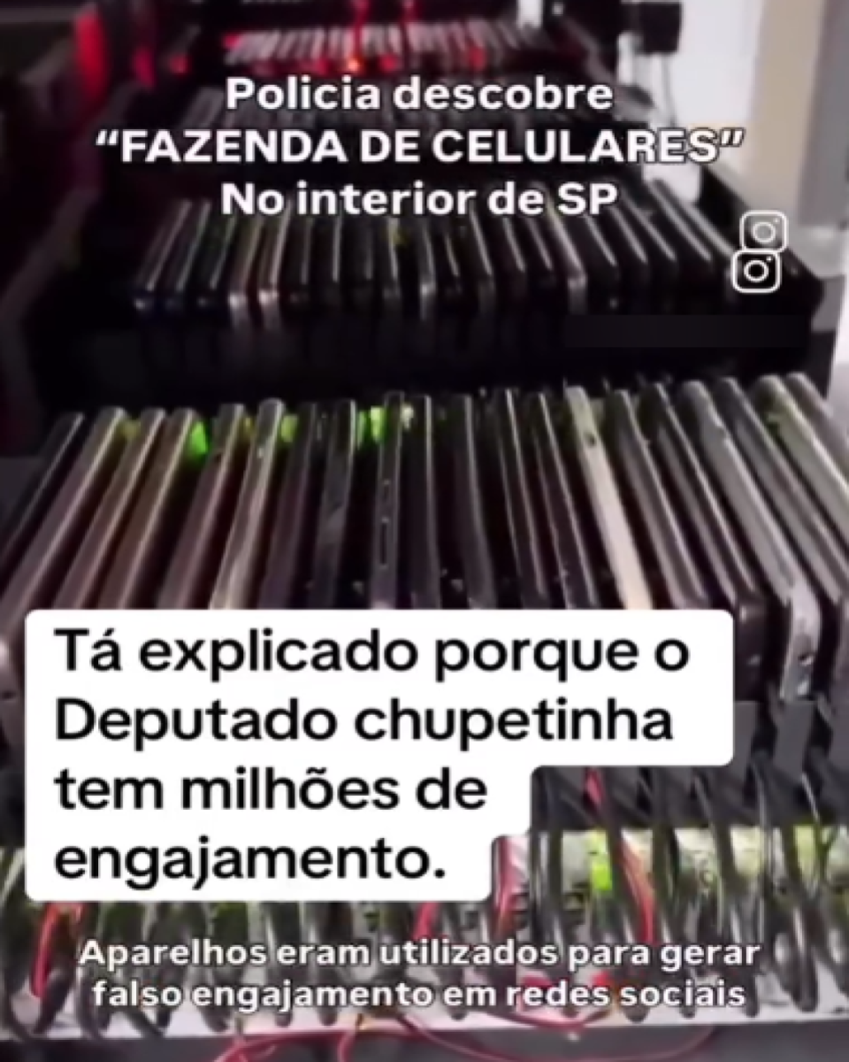 Print de vídeo que mostra, em segundo plano, uma série de celulares deitados, enfileirados e conectados à internet por meio de cabos nas cores vermelha e preta. Em primeiro plano, há três legendas — na parte superior, no meio e na parte inferior do vídeo. Na superior, é possível ler: ‘Polícia descobre fazenda de celulares em São Paulo’. No meio, a legenda diz: ‘Tá explicado porque o deputado chupetinha tem milhões de engajamento’. Já na parte inferior aparece escrito: ‘Aparelhos eram utilizados para gerar falso engajamento em redes sociais’.