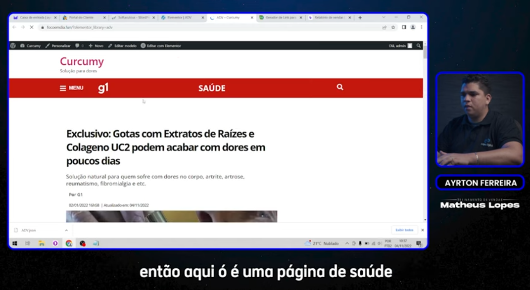 Captura de tela de um vídeo no YouTube em que instrutor aparece em um quadro à direita, com o nome do canal ‘Treinamento de Vendas — Matheus Lopes’. No centro da tela, há uma página da web simulando uma reportagem do portal g1, na seção de saúde, com o título: ‘Exclusivo: Gotas com Extratos de Raízes e Colágeno UC2 podem acabar com dores em poucos dias’. A linha fina diz: ‘Solução natural para quem sofre com dores no corpo, artrite, artrose, reumatismo, fibromialgia e etc.’ A URL no topo revela que é um site falso, não pertencente ao g1, utilizado para divulgação do produto Curcumy. Na parte inferior, a transcrição do vídeo diz: ‘então aqui, ó, é uma página de saúde’.