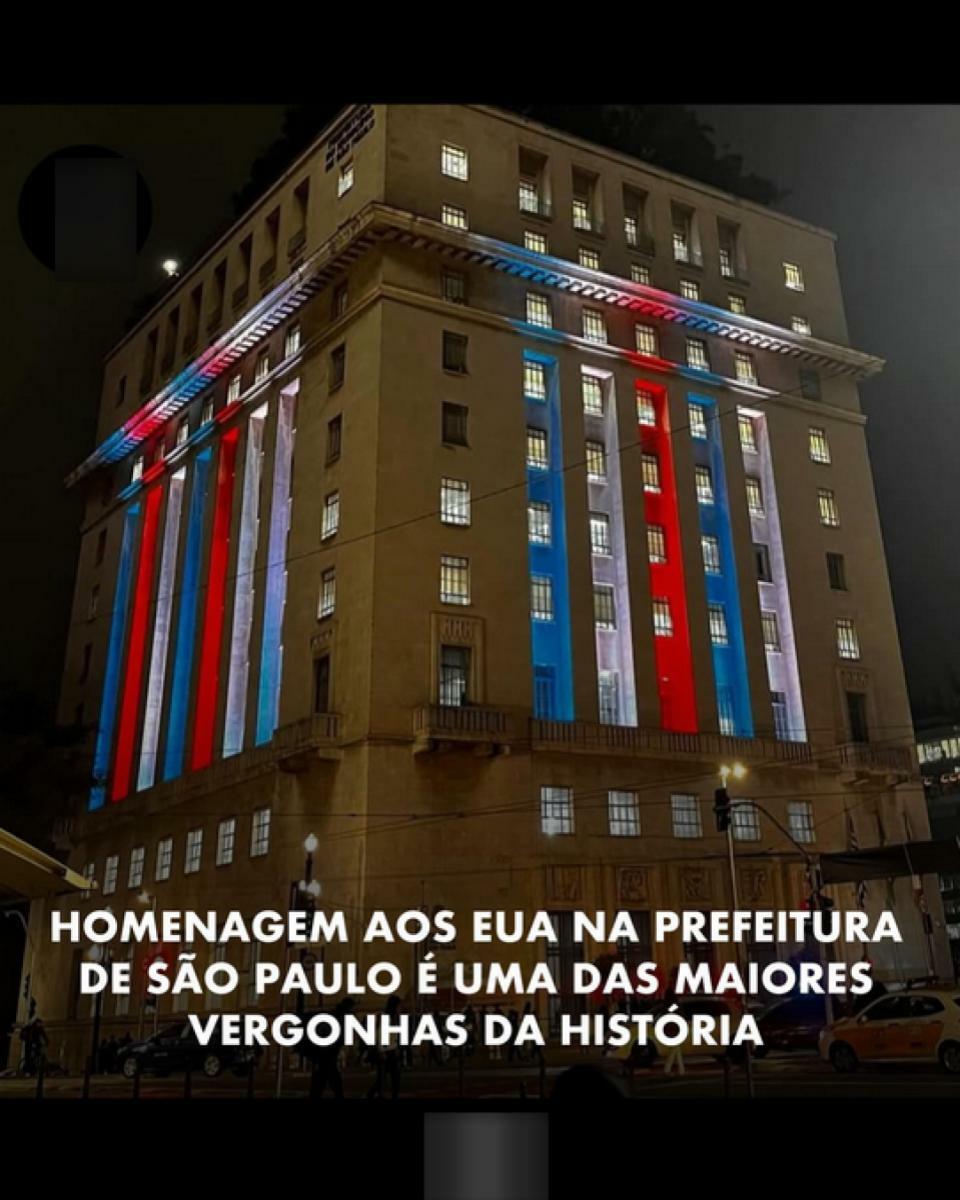 Imagem mostra a fachada do edifício Matarazzo, sede da prefeitura de São Paulo, iluminada com as cores azul, branco e vermelho. Legenda sobreposta a imagem diz: ‘Homenagem aos EUA na prefeitura de São Paulo é uma das maiores vergonhas da história’