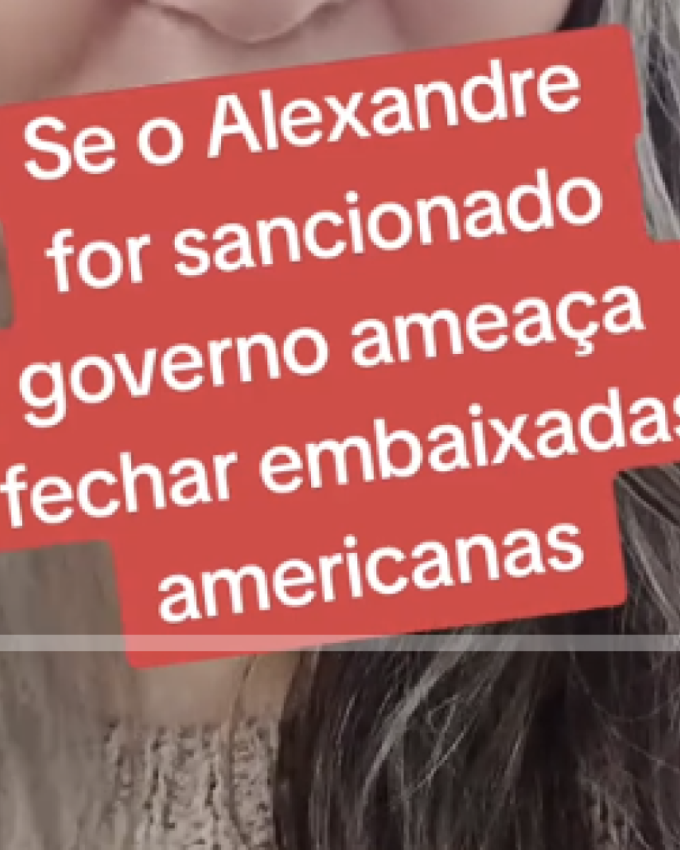 A imagem mostra parte do rosto de uma mulher com cabelo comprido e castanho, vestindo uma blusa bege de tricô. Em cima da imagem, há um texto em branco sobre um fundo vermelho que diz: “Se o Alexandre for sancionado governo ameaça fechar embaixadas americanas”. O texto está centralizado e ocupa a maior parte da imagem.