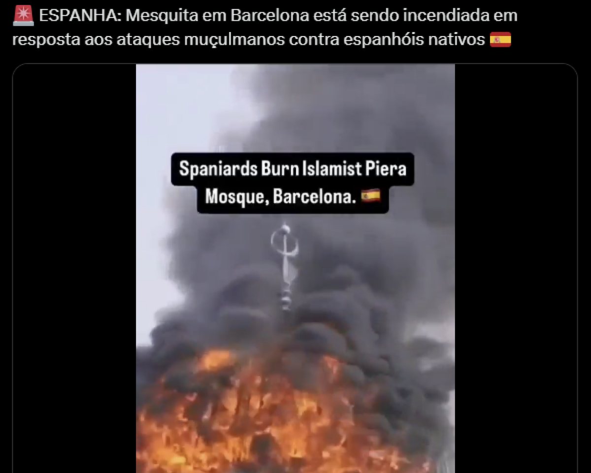 A imagem é uma captura de tela de uma postagem em rede social. No topo, há um texto no qual lê-se: 'ESPANHA: Mesquita em Barcelona está sendo incendiada em resposta aos ataques muçulmanos contra espanhóis nativos”. Abaixo do texto, há um vídeo mostrando uma grande quantidade de fumaça preta e chamas. Acima das chamas, é visível a silhueta de uma estrutura metálica com o símbolo islâmico da lua crescente com uma estrela na ponta. Sobre o vídeo, há uma legenda escrita em inglês: ‘Spaniards Burn Islamist Piera Mosque, Barcelona’.
