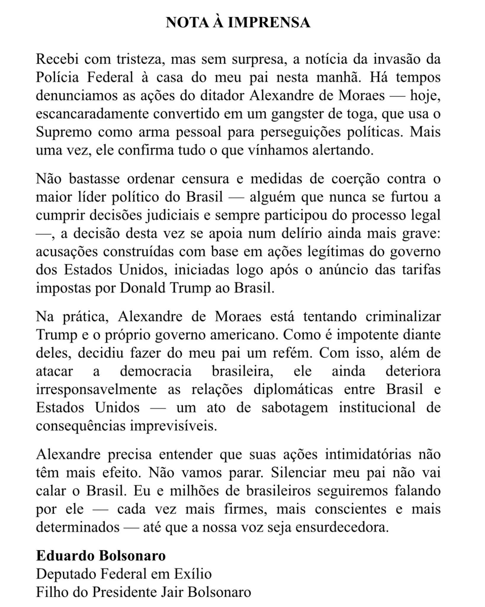 Imagem mostra nota assinada por Eduardo Bolsonaro, que se identifica como deputado federal em exílio. O texto critica a operação da Polícia Federal na casa de Jair Bolsonaro e faz menção ao ministro do STF Alexandre de Moraes e ao governo americano, associando a ação judicial a perseguição política e alegando tentativas de silenciamento.