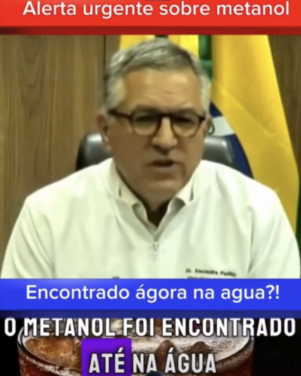 Print de uma publicação no Facebook que mostra o ministro da Saúde Alexandre Padilha — homem branco de cabelos grisalhos, que usa óculos de armação escura e um jaleco branco. Ao fundo, vê-se uma parede de madeira e parte de uma bandeira do Brasil. Na parte superior da imagem, há uma faixa vermelha com o texto ‘Alerta urgente sobre metanol’. Abaixo, sobre uma tarja azul, lê-se: ‘Encontrado agora na água?!’. Na parte inferior, sobre uma imagem de copo com líquido e gelo, está escrito: ‘O metanol foi encontrado até na água’.