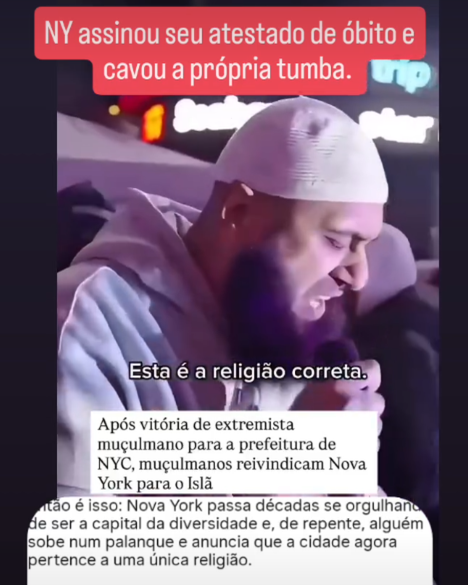 A imagem mostra um homem de barba escura e longa, usando um gorro branco e um moletom cinza, segurando um microfone enquanto fala em um local público à noite. Na parte superior da imagem, há a frase 'NY assinou seu atestado de óbito e cavou a própria tumba'. Abaixo, aparece o texto: 'Após vitória de extremista muçulmano para a prefeitura de NYC, muçulmanos reivindicam Nova York para o Islã'.