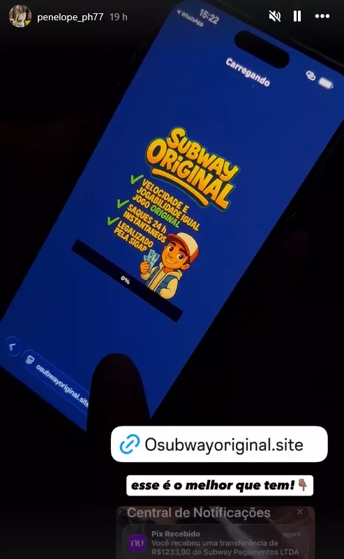 Uma captura de tela de um story do Instagram da usuária 'penelope_ph77' exibe uma mão segurando um smartphone. A tela do dispositivo mostra uma página de carregamento azul com o título 'Subway ORIGINAL' em letras amarelas e laranjas e o texto 'Carregando' no topo. Abaixo do título, há uma barra de progresso em '0%' e uma lista de recursos que inclui 'VELOCIDADE E JOGABILIDADE IGUAL AO JOGO ORIGINAL', 'SAQUES 24H INSTANTÂNEOS' e 'LEGALIZADO PELA SIGAP'. Sobreposta à imagem do celular, uma figurinha de link direciona para 'Osubwayoriginal.site', acompanhada pela frase 'esse é o melhor que tem!'. Na parte inferior da captura, uma notificação mostra um 'Pix Recebido' no valor de 'R$1233,90' de 'Subway Pagamentos LTDA'.