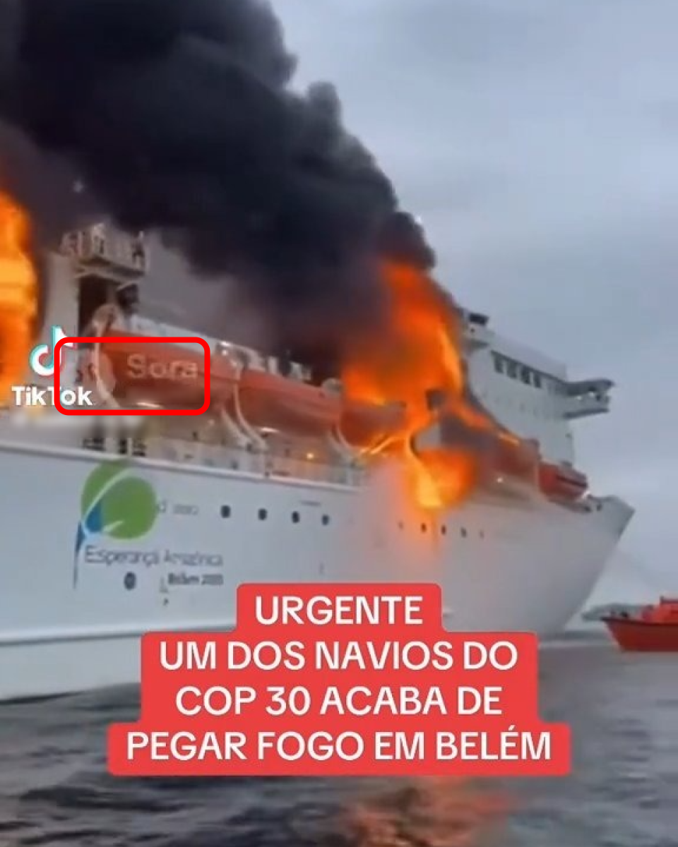A imagem mostra um navio branco em chamas, com grandes labaredas alaranjadas e fumaça preta saindo da parte superior da embarcação. Na lateral do navio está escrito em letras grandes ‘COP 30’. Mais à frente, há um logotipo com o texto ‘Esperança Amazônica Belém 2025’. No canto inferior esquerdo aparece o ícone do TikTok. Ao lado está a marca d'água do Sora 2, destacada com um quadrado vermelho em volta. Sobre a imagem, há uma faixa vermelha com letras brancas que diz: ‘URGENTE UM DOS NAVIOS DO COP 30 ACABA DE PEGAR FOGO EM BELÉM’.