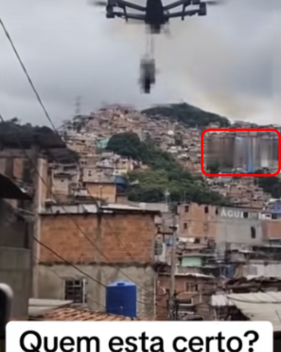A imagem mostra uma área com muitas casas construídas em um morro. No alto, há um drone grande voando, e dele parece sair uma fumaça escura. Em primeiro plano, aparecem telhados e fachadas de tijolo aparente. No canto inferior, há uma caixa d’água azul. Na parte inferior da imagem, há uma faixa branca com o texto 'Quem esta certo?'. Na parte superior, à direita, está um quadrado vermelho apontando o local em que foi borrada a marca d'água da ferramenta Sora 2.