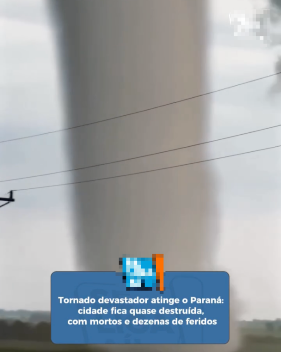 Print de publicação no Instagram mostra um grande tornado em uma área rural, com vegetação e fios de energia elétrica ao fundo. No centro inferior da imagem, há uma tarja azul com o logotipo censurado de um perfil e o texto ‘Tornado devastador atinge o Paraná: cidade fica quase destruída, com mortos e dezenas de feridos’.