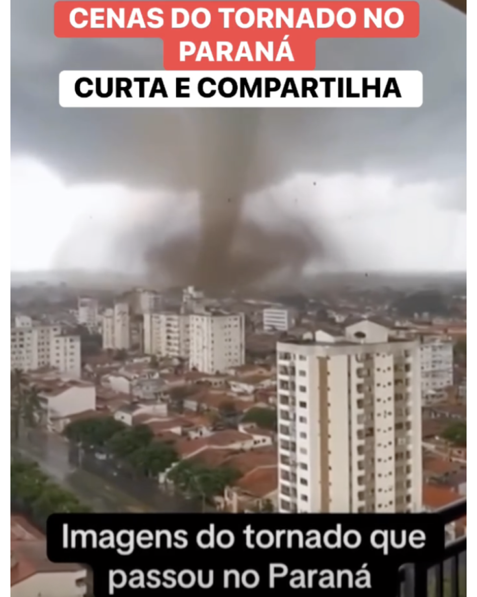 Publicação no Facebook compartilha cena gerada por IA (inteligência artificial) que mostra a vista aérea de uma área urbana com vários prédios residenciais e casas de telhados avermelhados. Ao fundo, há um grande funil de tornado que se estende do céu nublado até o solo. Na parte superior da imagem, há uma faixa vermelha com o texto em branco: ‘Cenas do tornado no Paraná’. Abaixo dela, em fundo branco, está escrito ‘Curta e compartilha’. Na parte inferior, há outra faixa preta com o texto em branco: ‘Imagens do tornado que passou no Paraná’.