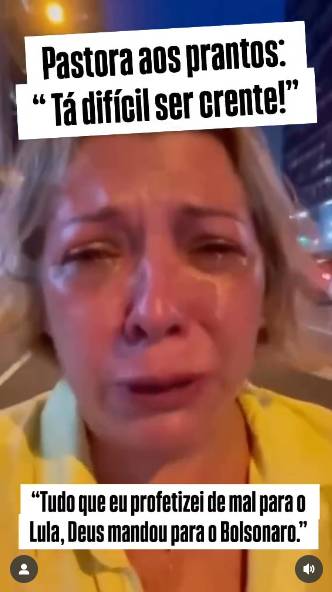 Na imagem aparece uma mulher com o rosto visivelmente molhado por lágrimas, pele clara e cabelos curtos em tom loiro claro, vestindo uma peça de roupa amarela; ela está em um ambiente externo noturno, com luzes urbanas ao fundo. Sobre a cena, há duas faixas de texto: na parte superior, lê-se: 'Pastora aos prantos: Tá difícil ser crente!' e, na parte inferior, 'Tudo que eu profetizei de mal para o Lula, Deus mandou para o Bolsonaro.’