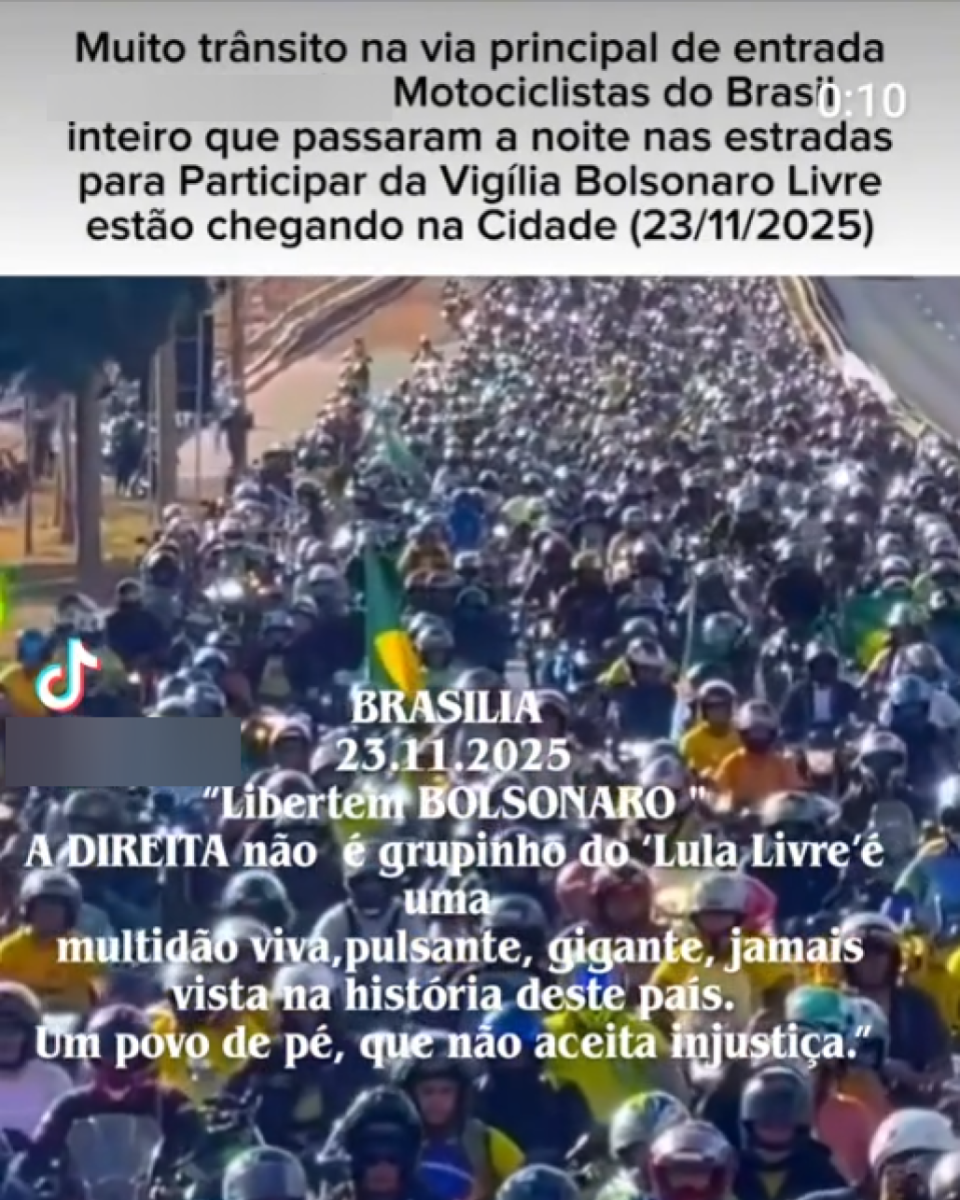 A imagem mostra uma grande quantidade de motociclistas ocupando várias faixas de uma via larga, todos usando capacetes de diferentes cores e roupas variadas, com algumas pessoas segurando bandeiras do Brasil; sobre a cena, há textos sobrepostos que mencionam uma data, o local ‘Brasília’, referências a um evento chamado ‘Vigília Bolsonaro Livre’ e frases atribuídas a apoiadores, enquanto nenhum indivíduo é identificado de forma particular.