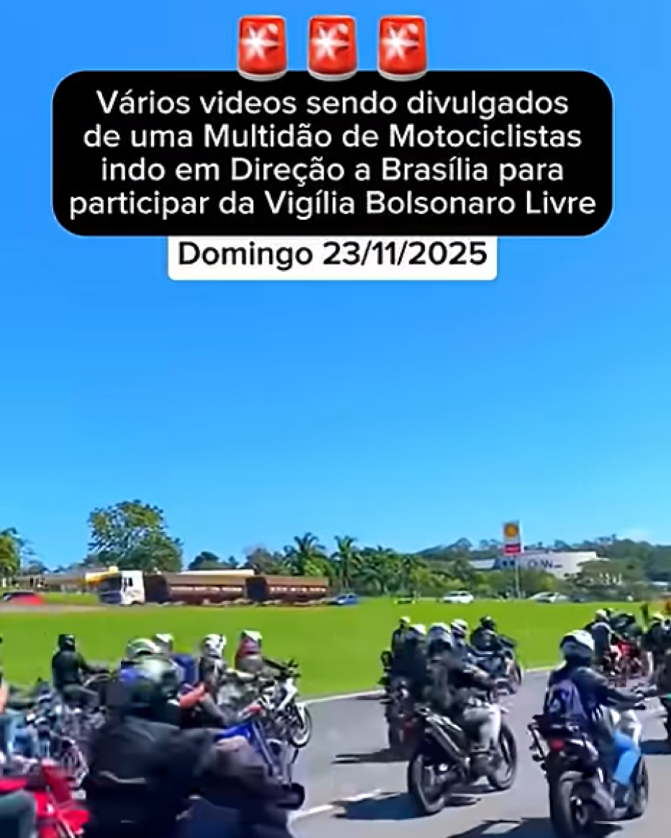 A imagem exibe um grupo grande de pessoas pilotando motocicletas em uma rua pavimentada. As pessoas condutoras e as motocicletas estão voltadas para frente, indicando movimento. A maioria das pessoas usa capacetes fechados de cores variadas. Sobreposta à imagem, há uma caixa de texto preta contendo a frase 'Vários vídeos sendo divulgados de uma Multidão de Motociclistas indo em Direção a Brasília para participar da Vigília Bolsonaro Livre' e, em uma tarja branca separada abaixo, a data 'Domingo 23/11/2025'.