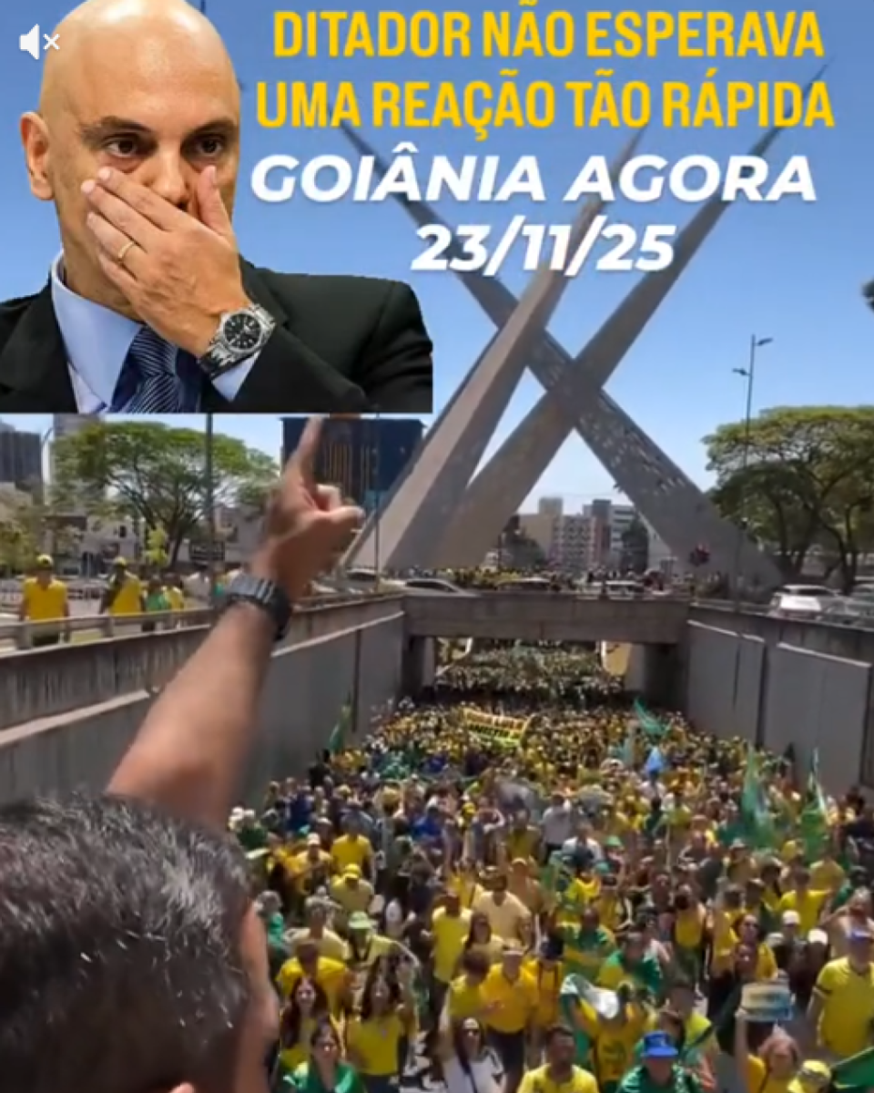 A imagem apresenta duas cenas distintas em um formato de colagem ou sobreposição. Na parte superior esquerda, em um pequeno recorte, é possível ver o Ministro Alexandre de Moraes. Ele aparece com a mão direita cobrindo parte do rosto, aparentando um semblante de preocupação ou reflexão. Na parte inferior e central da imagem, uma grande multidão de pessoas é vista em uma rua ou túnel urbano. A maioria das pessoas veste roupas nas cores verde e amarelo. Sobreposta à imagem, há uma frase em letras maiúsculas e amarelas, que diz: 'DITADOR NÃO ESPERAVA UMA REAÇÃO TÃO RÁPIDA', e abaixo, em letras brancas: 'GOIÂNIA AGORA 23/11/25'.