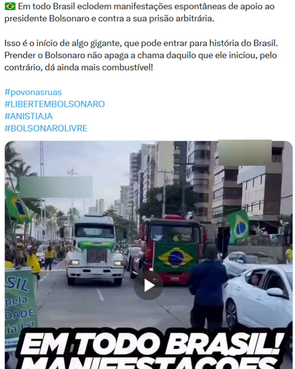 Imagem mostra caminhões de grande porte, um branco-esverdeado e um vermelho com a bandeira do Brasil na parte dianteira. Há uma aglomeração de pessoas de ambos os lados da via, muitas vestindo camisetas amarelas e carregando bandeiras do Brasil. Veículos de passeio, incluindo um carro branco, também estão presentes no trânsito. A parte inferior da imagem contém uma sobreposição de texto em letras grandes e brancas que diz: 'EM TODO BRASIL! MANIFESTAÇÕES DE APOIO AO BOLSONARO'. No topo, a imagem é acompanhada por um texto que diz: 'Em todo Brasil eclodem manifestações espontâneas de apoio ao presidente Bolsonaro e contra a sua prisão arbitrária. Isso é o início de algo gigante, que pode entrar para história do Brasil. Prender o Bolsonaro não apaga a chama daquilo que ele iniciou, pelo contrário, dá ainda mais combustível!'