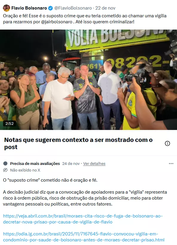 A imagem mostra uma captura de tela de uma postagem do perfil ‘Flavio Bolsonaro’, acompanhada de um vídeo no qual várias pessoas estão reunidas em um ambiente externo noturno diante de um veículo iluminado; na cena, um grupo de homens aparece cercado por apoiadores que seguram celulares e câmeras, sem identificação visual individualizada, e abaixo do vídeo há a seção ‘Notas que sugerem contexto a ser mostrado com o post’, onde uma nota marcada como ‘Precisa de mais avaliações’ apresenta texto explicativo e links externos.